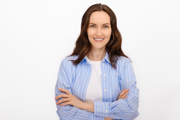 Porträt einer lächelnden kaukasischen brünetten Frau im blauen Hemd auf weißem Hintergrund für Werbung