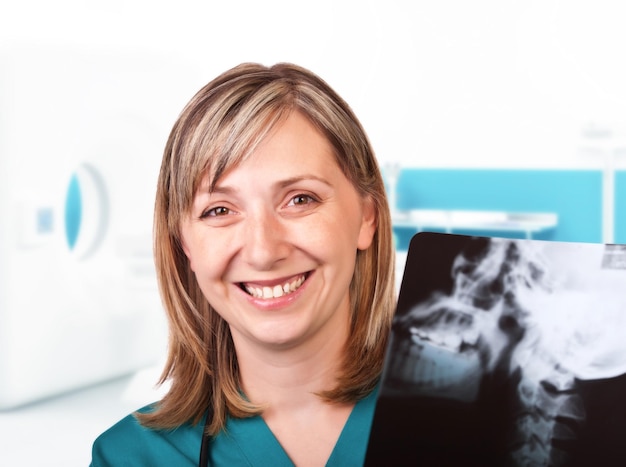 Foto porträt einer lächelnden krankenschwester mit röntgenstrahlen im krankenhaus