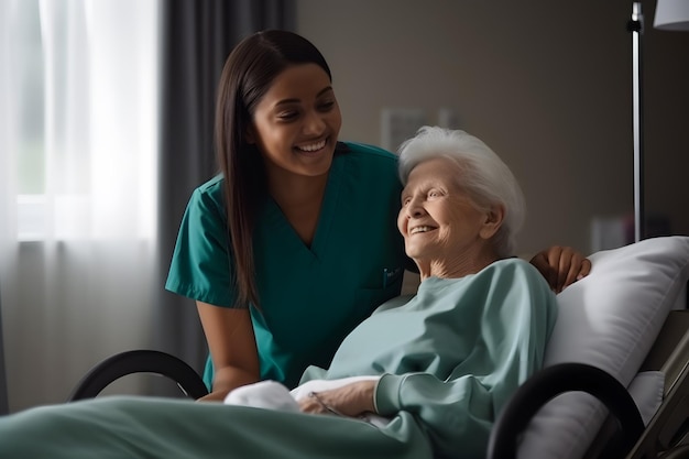 Foto porträt einer lächelnden krankenschwester und eines älteren patienten auf dem bett im krankenhauszimmer