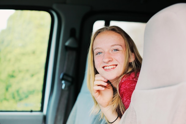 Porträt einer lächelnden schönen Frau im Auto