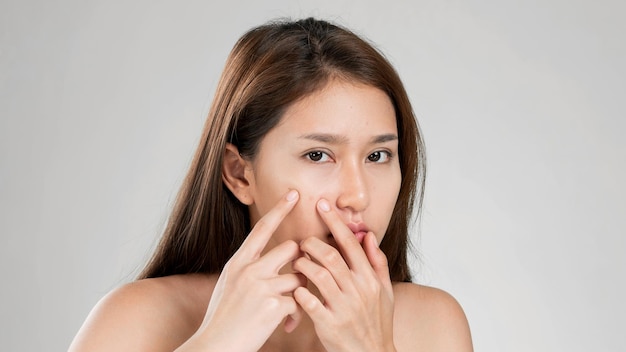 Porträt einer leidenschaftlichen asiatischen Frau, die sich Sorgen um das Konzept des Pickel-Akne-Problems macht