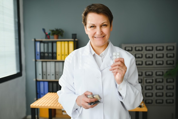 Porträt einer leitenden Ärztin in ihrem Büro