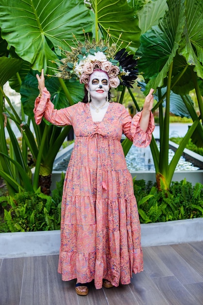 Foto porträt einer mexikanischen frau, die als catrina geschminkt ist