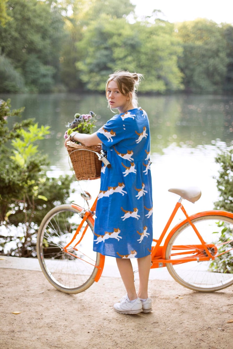 Foto porträt einer mittleren erwachsenen frau mit fahrrad am see im park