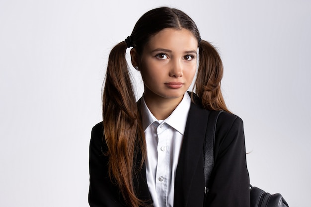 Foto porträt einer müden frau in einer uniform auf einer weißen wand mit seitenraum