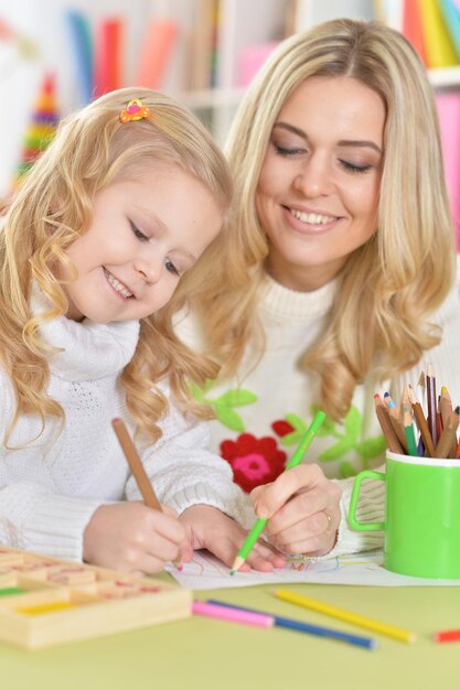 Porträt einer Mutter mit kleiner Tochter, die zusammen zeichnet