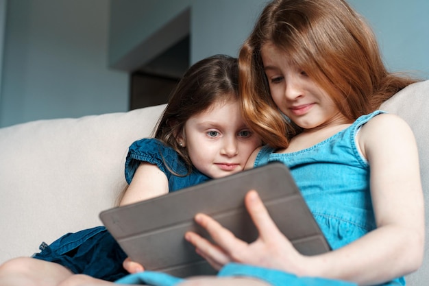 Porträt einer Mutter und eines Mädchens, die ein Smartphone benutzen