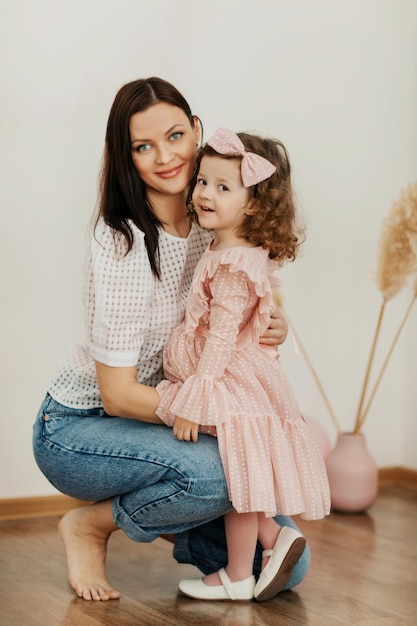 Porträt einer Mutter und ihrer Tochter sie lächeln und umarmen Familienurlaub und Einheit
