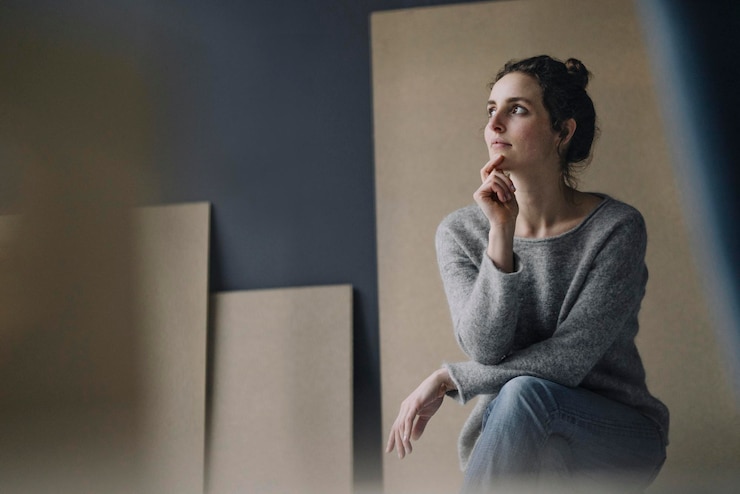 Foto porträt einer nachdenklichen jungen frau