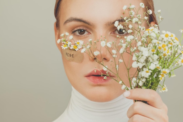 Porträt einer perfekten Frau mit Gänseblümchen Hoffnung Konzept