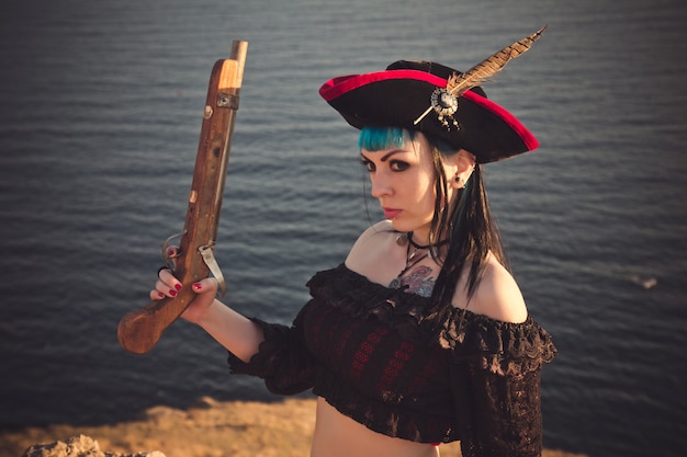 Porträt einer Piratenfrau am Strand
