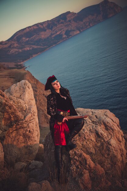 Porträt einer Piratenfrau am Strand