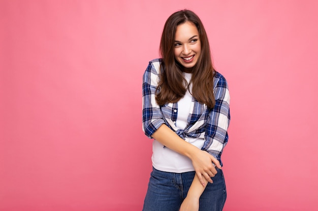 Porträt einer positiven, fröhlichen, modischen Frau im Hipster-Outfit