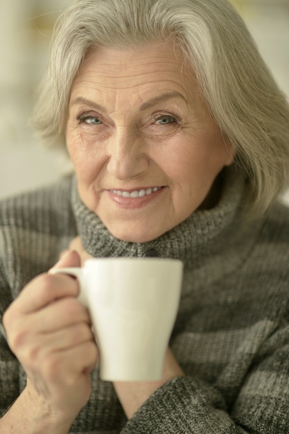 Porträt einer reifen Frau, die Tee trinkt