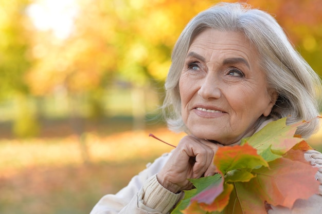 Porträt einer reifen Frau im Herbst hautnah