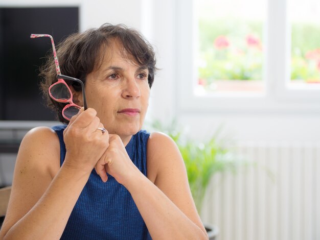 Porträt einer reifen Frau mit Brille