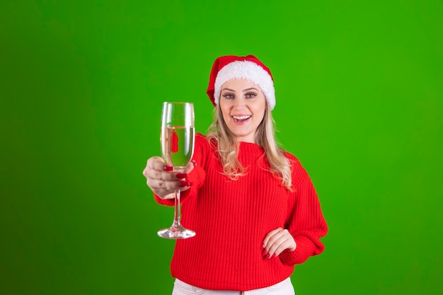 Porträt einer reizenden schönen Frau im Weihnachtshut, der Champagnerglas hält