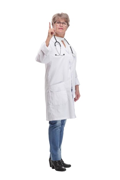 Porträt einer Ärztin mit Stethoskop und Uniform, die mit dem Finger nach oben zeigt, isoliert auf weißem Hintergrund