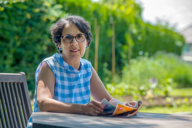 Porträt einer schönen älteren Frau im Garten