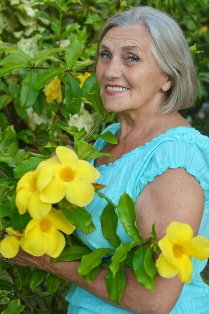 Porträt einer schönen älteren Frau mit Blumen