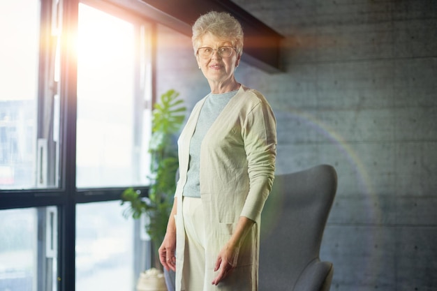 Porträt einer schönen älteren Frau mit weißem Haar