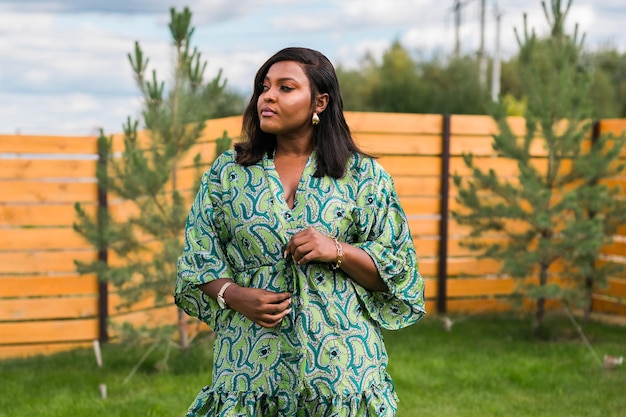 Porträt einer schönen afrikanisch-amerikanischen Frau, die sich auf einem Dorf- oder Vorstadtporträt im Freien amüsiert