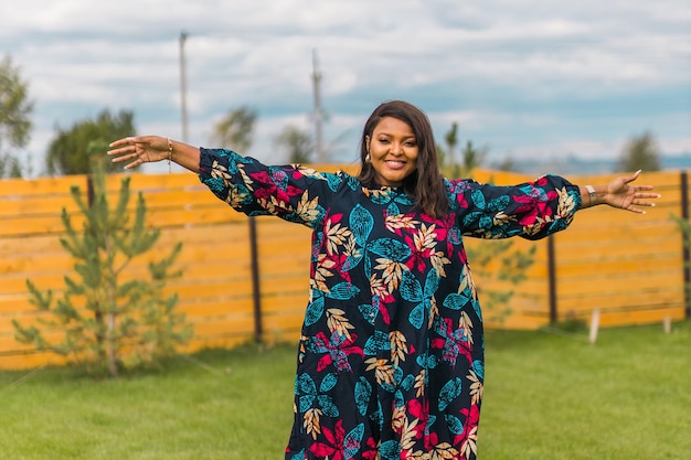 Porträt einer schönen afrikanisch-amerikanischen Frau, die sich auf einem Dorf- oder Vorstadtporträt im Freien amüsiert