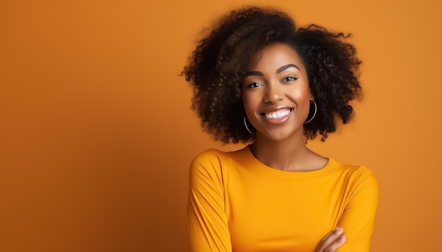 Porträt einer schönen afrikanischen Frau, die vor einem orangefarbenen Hintergrund steht