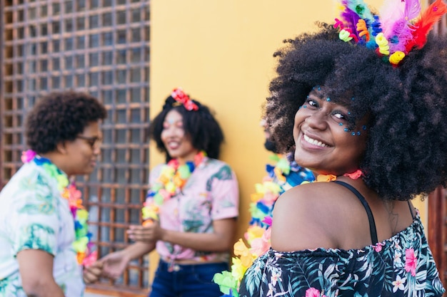 Porträt einer schönen Afro-Frau beim brasilianischen Karneval