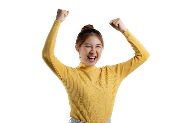 Porträt einer schönen Asiatin in einem gelben Hemd, die mit erhobenen Händen vor Freude steht Porträtkonzept für Werbung und Beschilderung isoliert über dem leeren Hintergrundkopienraum