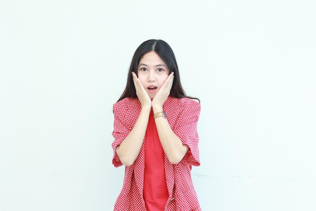 Porträt einer schönen asiatischen Frau, die ein rotes Outfit mit lächelnder Geste trägt