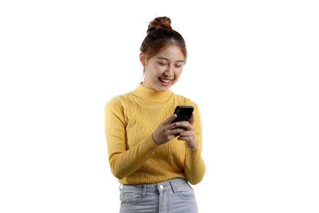Porträt einer schönen asiatischen Frau in einem gelben Hemd, das auf einem Smartphone-Porträtkonzept spielt, das für Werbung und Beschilderung verwendet wird, isoliert über dem leeren Hintergrundkopienraum