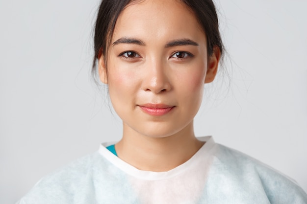 Porträt einer schönen asiatischen Krankenschwester, die aufwirft
