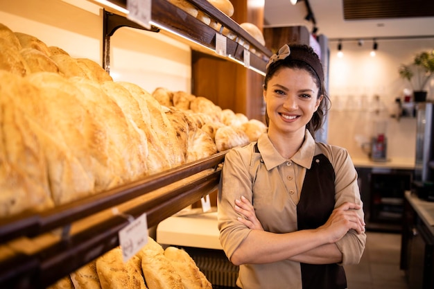 Porträt einer schönen Bäckerin, die in einer Bäckerei arbeitet