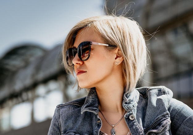 Porträt einer schönen Blondine in Sonnenbrille, Nahaufnahme seitlich