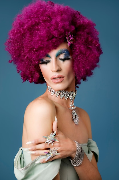 Foto porträt einer schönen drag-person mit make-up und perücke