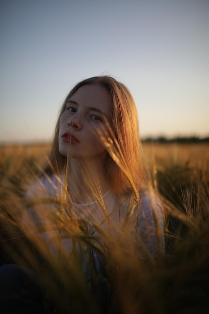 Porträt einer schönen Frau auf dem Feld gegen den Himmel
