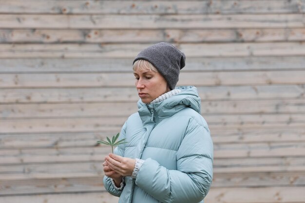 Porträt einer schönen Frau aus Holz Hintergrund