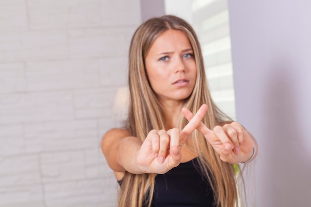 Porträt einer schönen Frau, die an der Wand steht