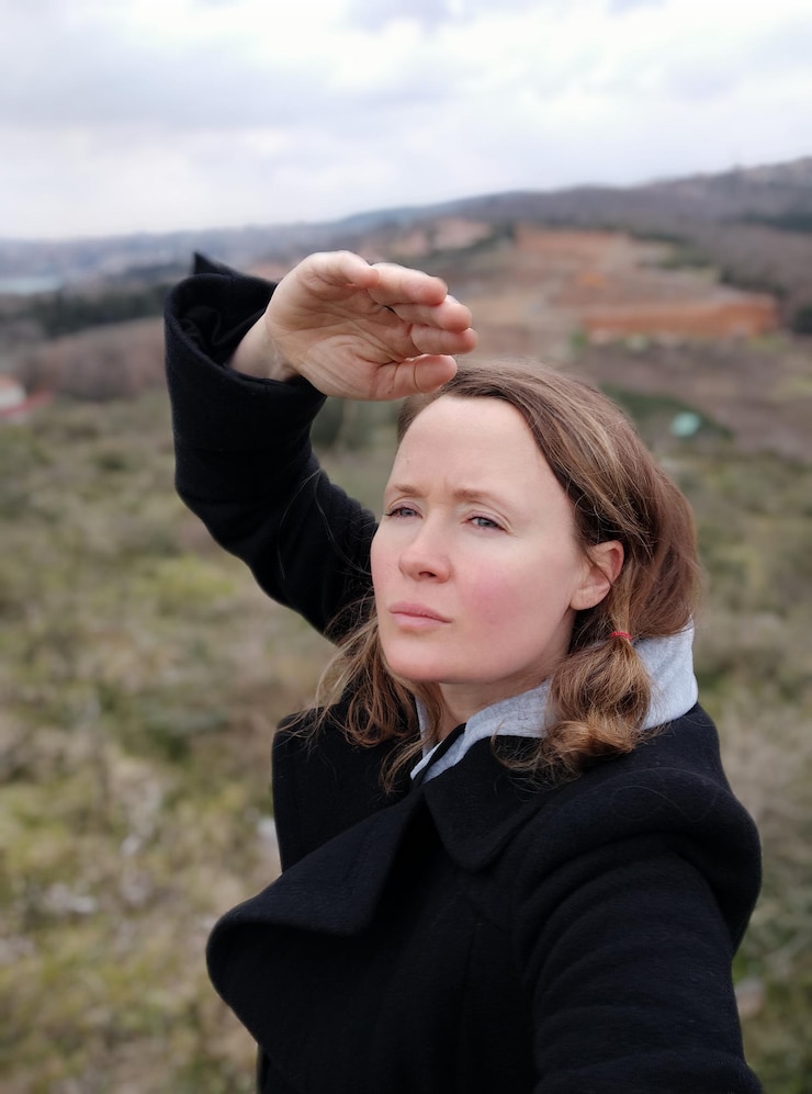 Foto porträt einer schönen frau, die an land steht