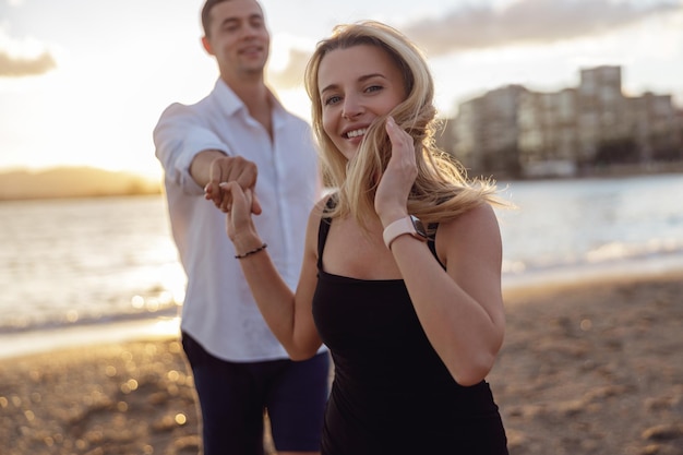 Porträt einer schönen Frau, die die Hand eines Mannes hält, der dahinter steht