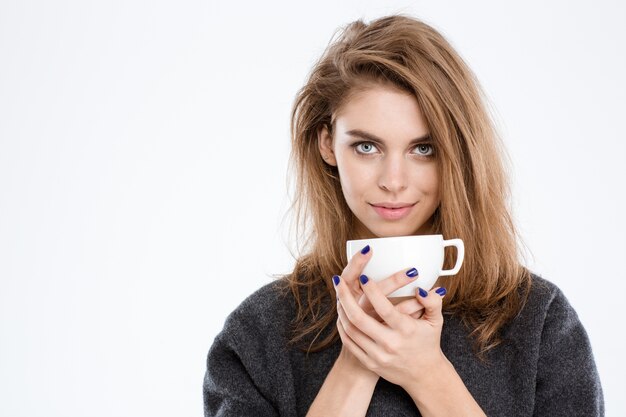 Porträt einer schönen Frau, die Kaffee trinkt, isoliert auf weißem Hintergrund