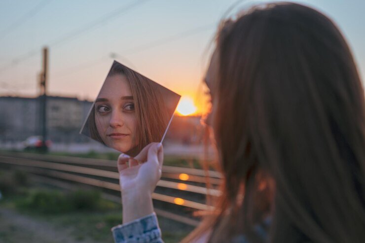 Foto porträt einer schönen frau gegen den sonnenuntergang