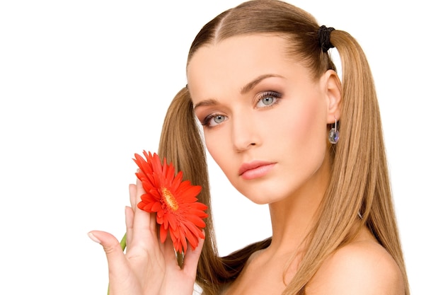 Porträt einer schönen Frau im Handtuch mit roter Blume