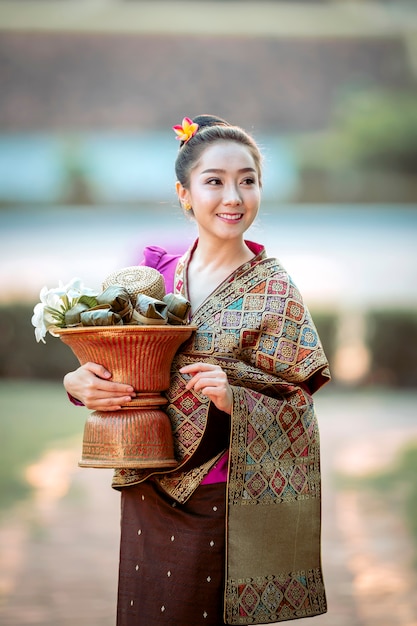 Porträt einer schönen Frau in der alten laotischen Nationaltracht, die bereit sind, Verdienst zu machen