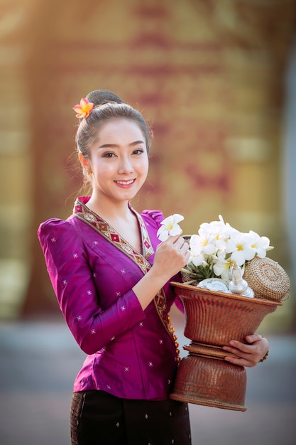 Porträt einer schönen Frau in der alten laotischen Nationaltracht, die bereit sind, Verdienst zu machen