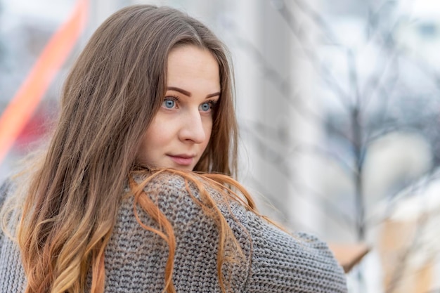 Porträt einer schönen Frau in einem grauen Strickpullover