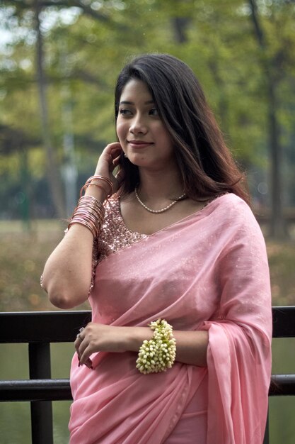 Foto porträt einer schönen frau in sari