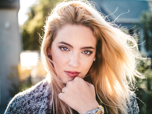 Porträt einer schönen Frau mit blonden Haaren