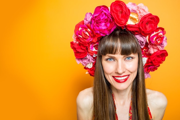 Porträt einer schönen Frau mit Blumenkranz